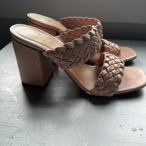 Bamboo heels size 10 - Picture 2 of 4